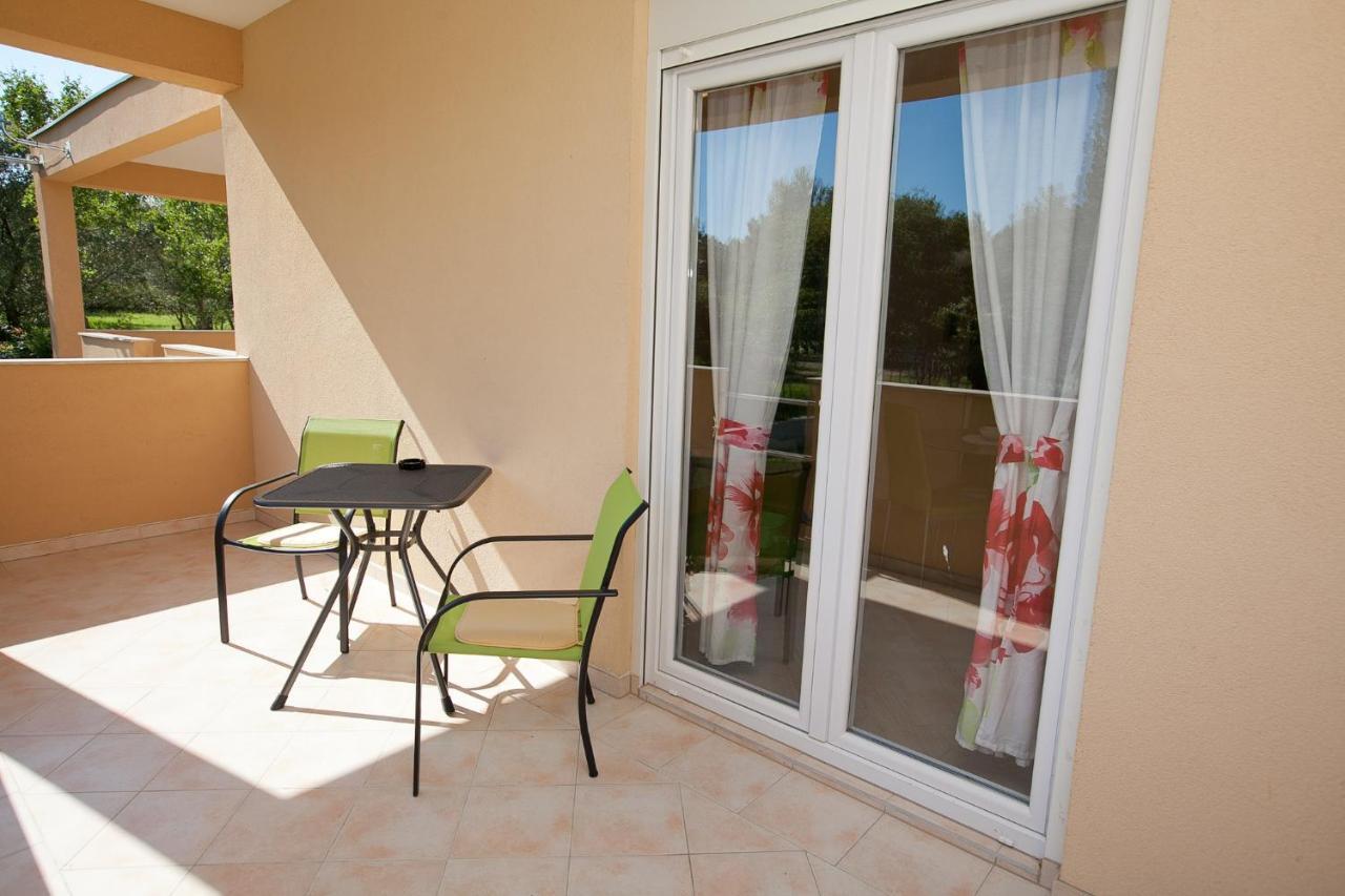 Apartmani Lea Starigrad Paklenica Exterior foto