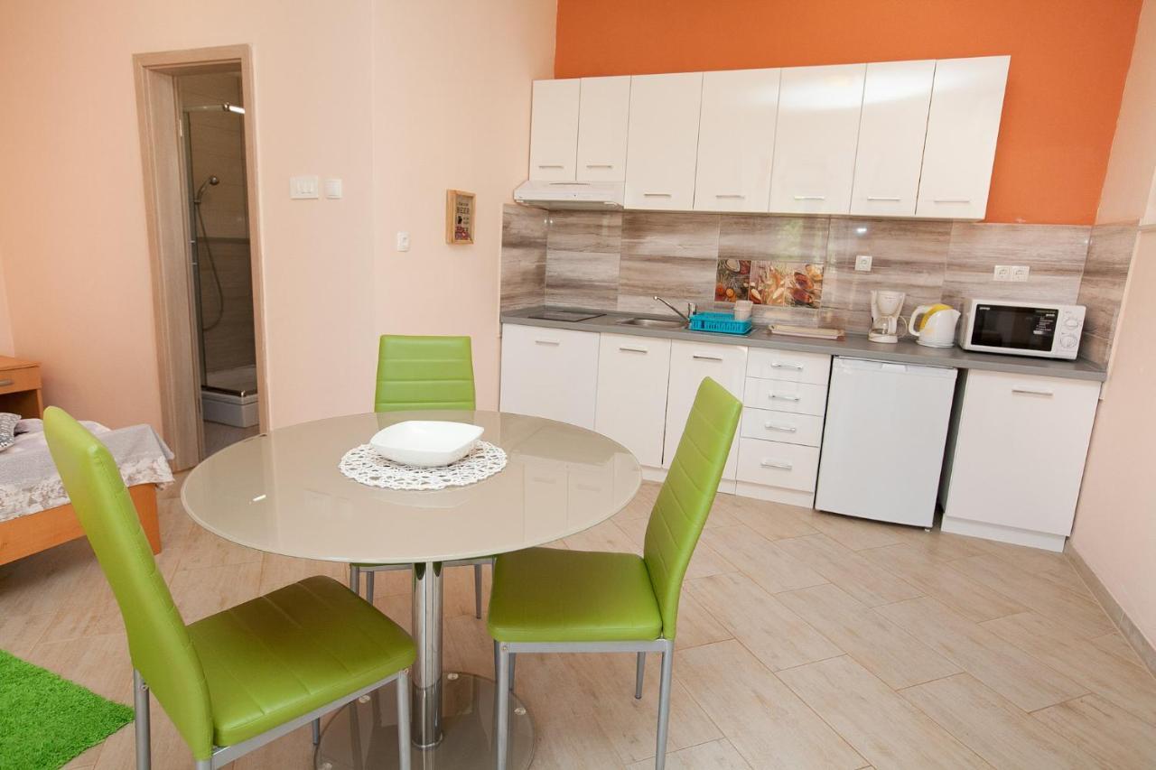 Apartmani Lea Starigrad Paklenica Exterior foto