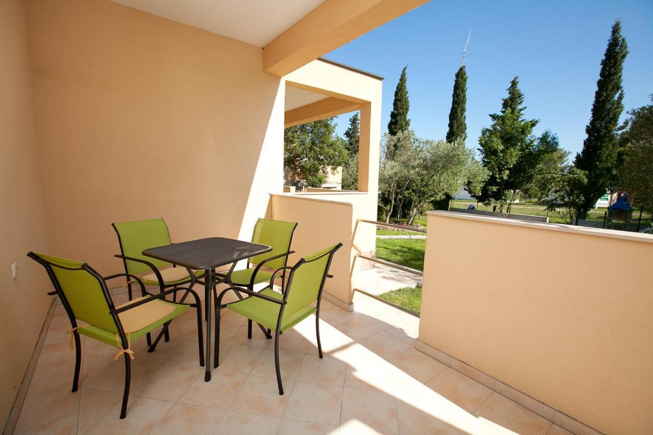 Apartmani Lea Starigrad Paklenica Exterior foto